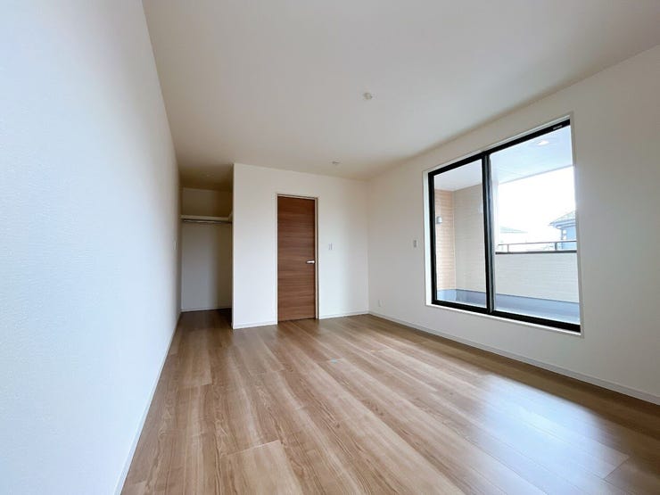 どんな家具にもフィットする床材カラーのお部屋です。