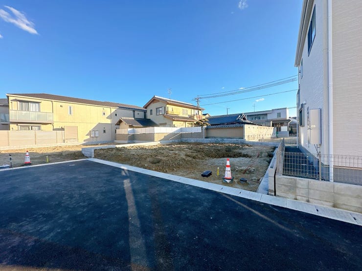 あたたかな陽が差し込む日当り良好の立地です。