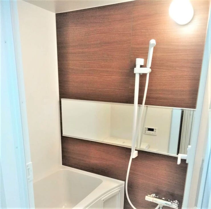 ◇浴室
→ワイドミラーは浴室を広く見せる効果があります♪
→シャワーヘッドはお好きな位置に調節可能!
※写真はリフォーム時に撮影したものです