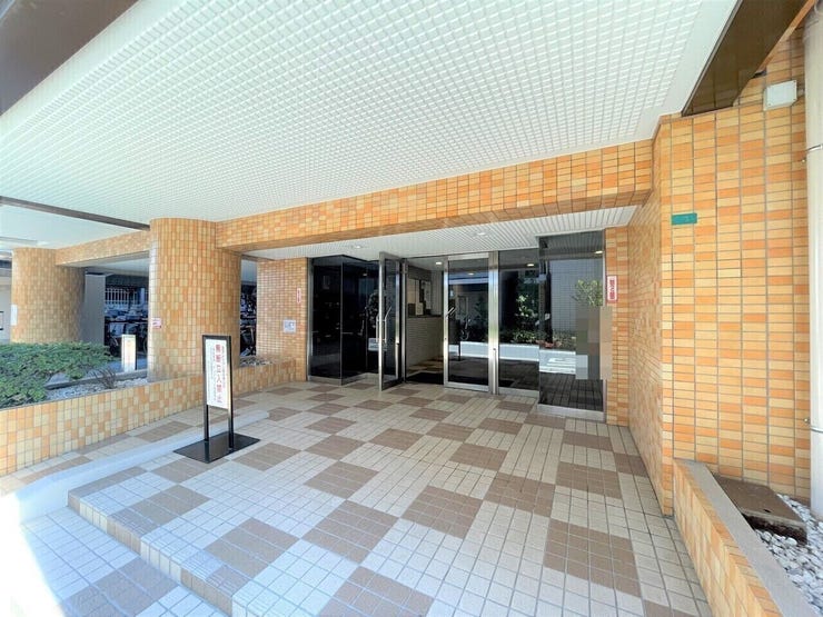 ◇レンガ調のお洒落な外観、エントランスになります♪