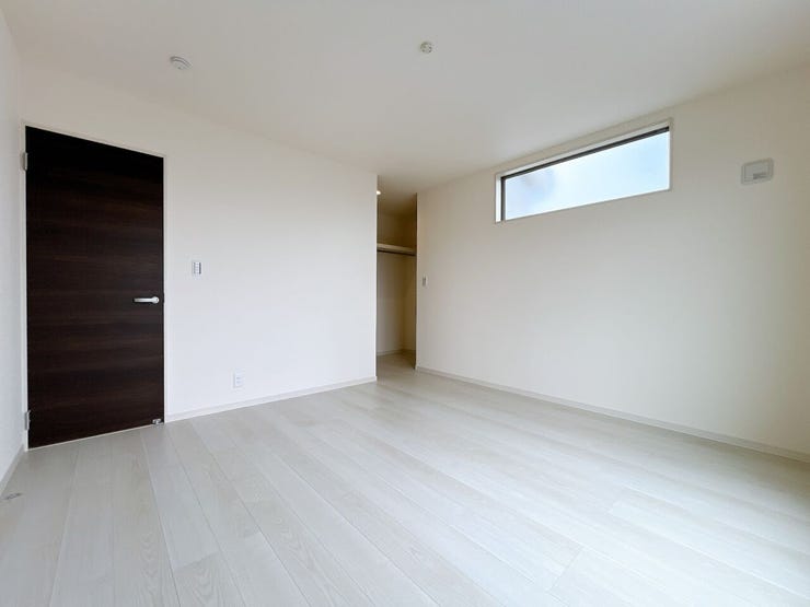 白を基調にした内装で空間がより広く感じられるお部屋です。