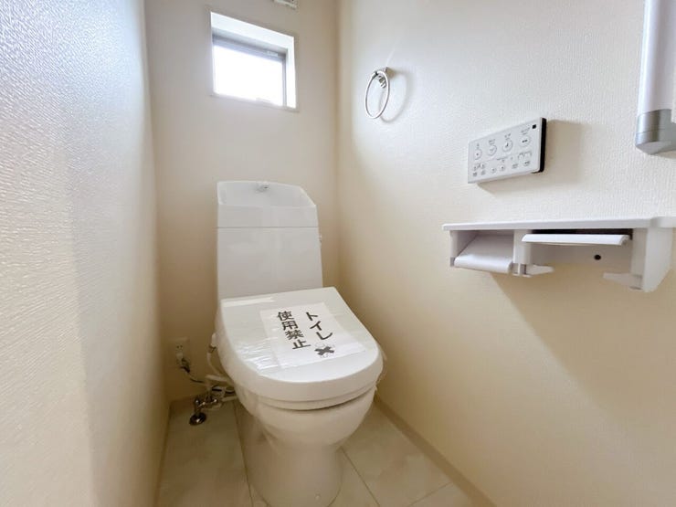 トイレにも窓があり、明るく通風良好です◎