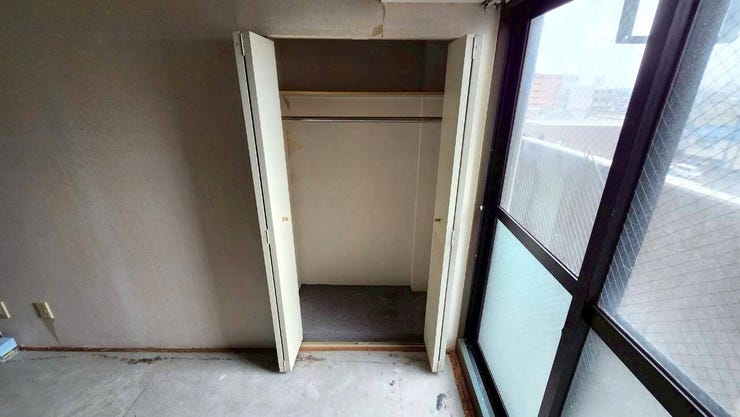 ハンガーラック付きでコートやスーツをかけることができ大変便利です!