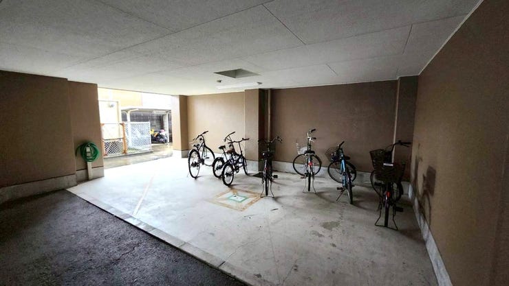 駐輪場は屋根付きで大切な自転車やバイクが濡れる心配もありません!