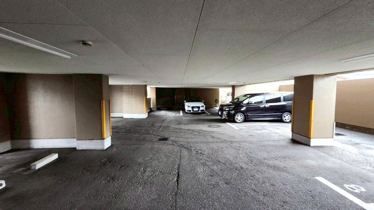 1階部分が駐車場になっており、大切なお車を雨風から守れます。(2025年12/25時点:駐車場空き無し)
