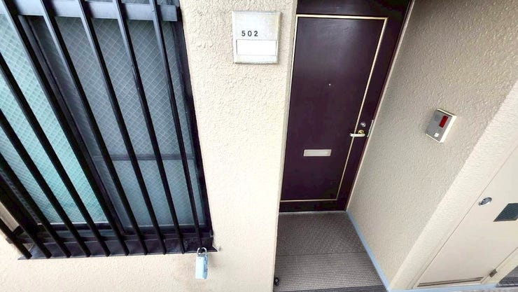 玄関の写真です。
お部屋の中が見られづらい造りになっており女性も安心♪