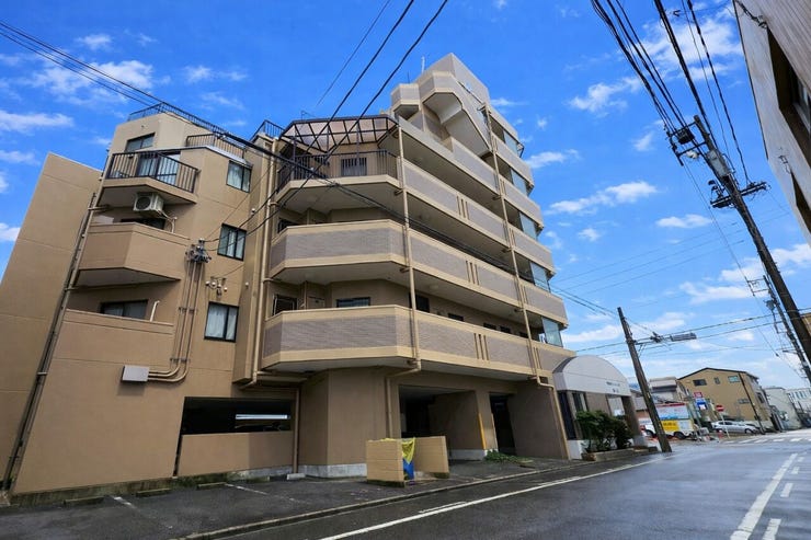 ブラウンの落ち着いた雰囲気の外観の「六合マンション大磯」。
エレベーター完備でお子様がいるご家庭も安心♪
【 ※画像はAI加工により空の色味を変更しています。 】