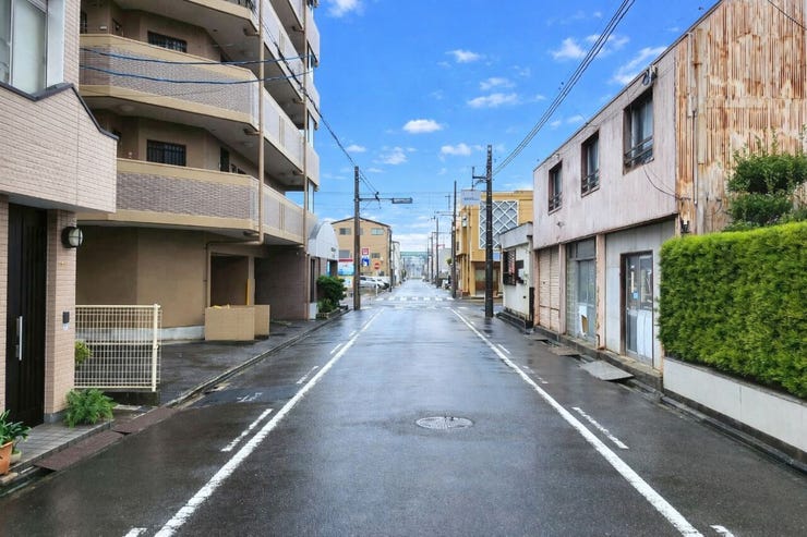 前面道路は5.92mと余裕があり、駐車も楽ちんですね。
【 ※画像はAI加工により空の色味を変更しています。 】