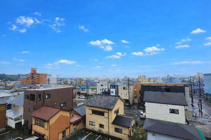 5階につき、バルコニーからの眺望はとっても素敵です!☆
【 ※画像はAI加工により空の色味を変更しています。 】