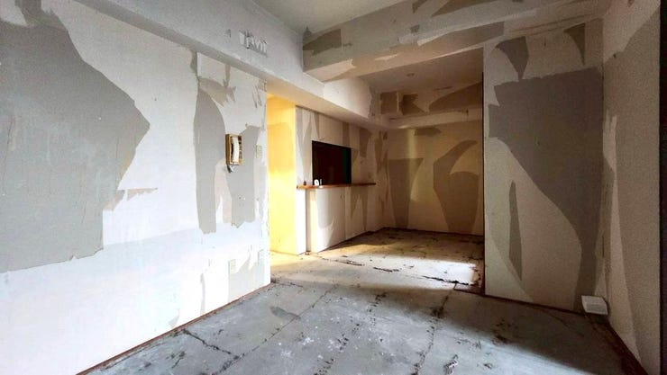 カウンターキッチンには脚の長い椅子を置いてスペースをとることなく食事を楽しむことも可能です◎