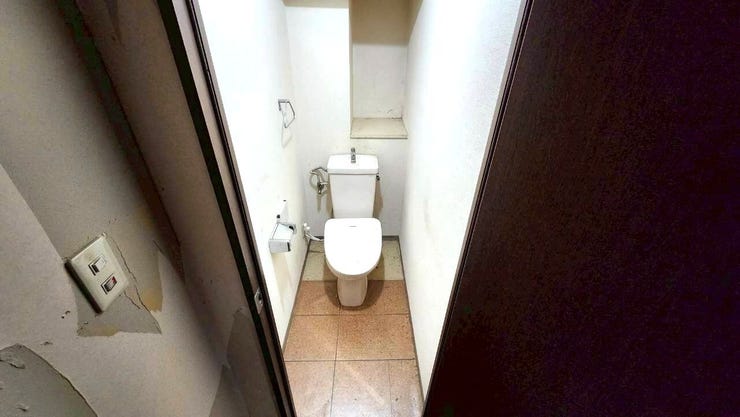 清潔感のある白を基調としたトイレ。
小物を置くスペースもあり、消臭剤を置いたり、小物を置いてインテリアを楽しむことも可能ですね。