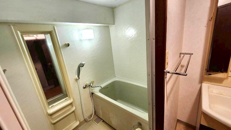 大きな鏡付きの浴室は、お肌のお手入れもしやすく便利です!