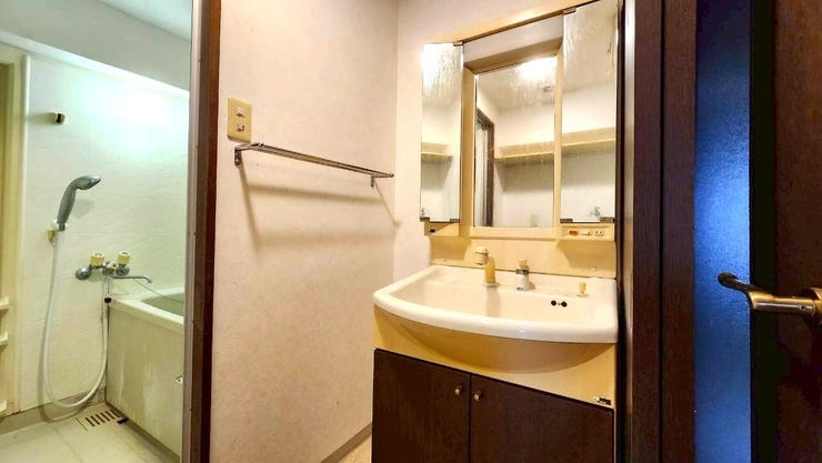 洗面台の横には、スペースがあるので、収納を置くことでごちゃつきやすい洗面所をすっきりさせることができます。
また、ほこりもたまりづらくなりお掃除も簡単に♪