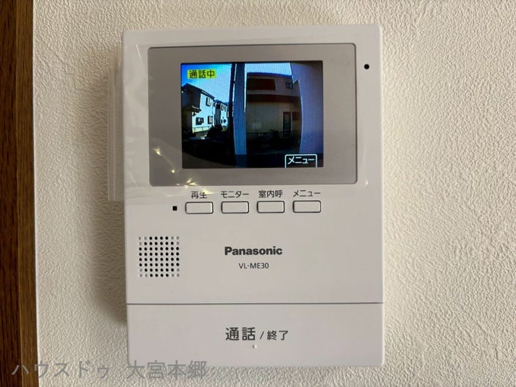 玄関を開ける前に相手の顔を確認できるTVモニター付きインターホンは、お子様の留守番も安心ですね★