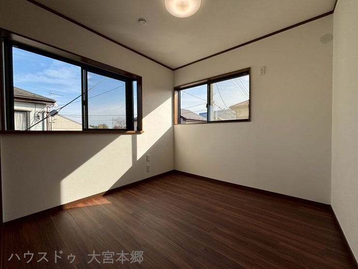 清潔感ある白いクロスと木のぬくもりを感じるおしゃれなデザインの洋室です♪