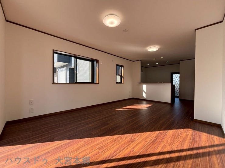 ゆとりある17帖のLDK。2面採光で明るく風通しも良いので、家族で集まる場所にはぴったりです!