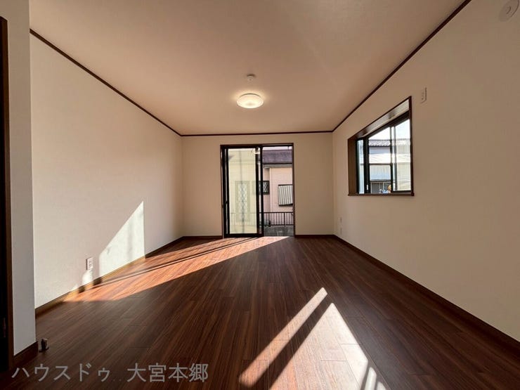 17帖の明るく広々としたリビングは、ソファーなどの家具を置いてもゆとりあるスペースを保てます★