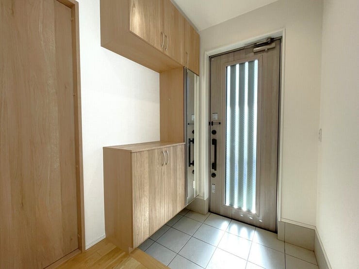 ◇玄関には収納スペースがあり、散らかりがちな玄関も整理整頓しやすくなります♪