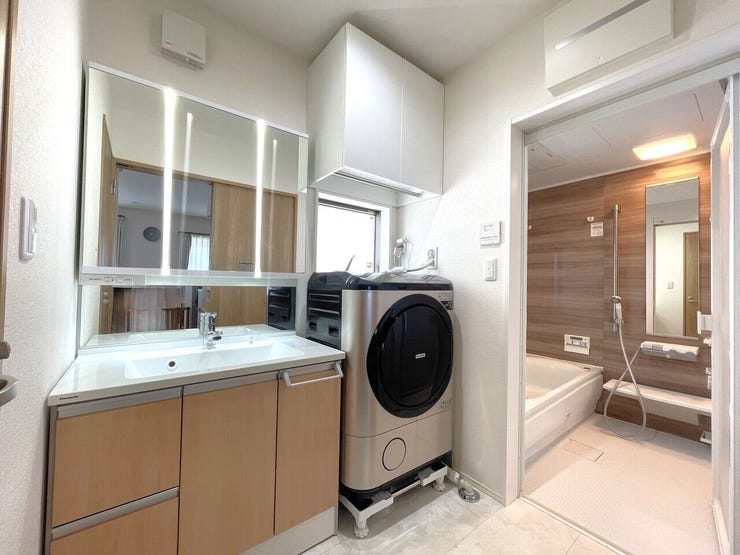 ◇明るく風通しのいい脱衣所!
→収納も充実♪