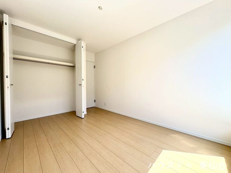 開け閉めしやすい両開き扉で、忙しい朝もスムーズに。