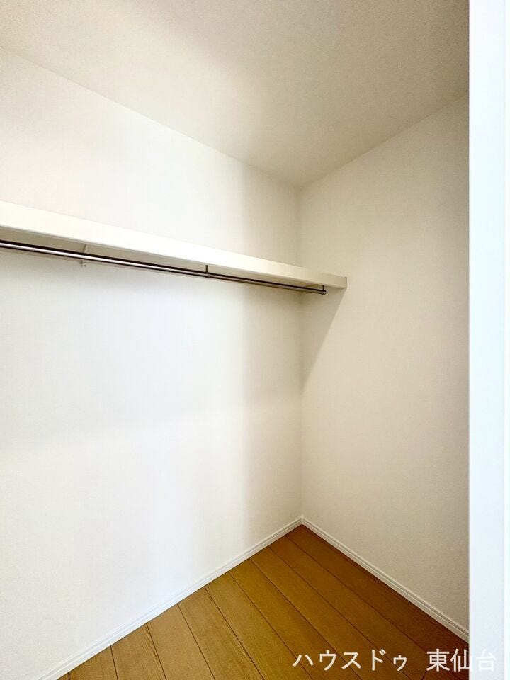 たっぷり収納できる広さと、使いやすい棚配置。毎日の身支度が快適になる、機能美あふれるWICです