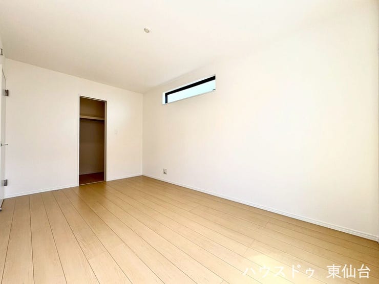 奥にはウォークインクローゼットがついております