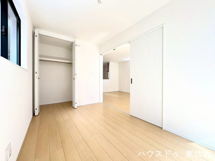 リビング脇のこちらの洋室は、お昼寝、遊び場、来客スペースと多用途に使える一室。