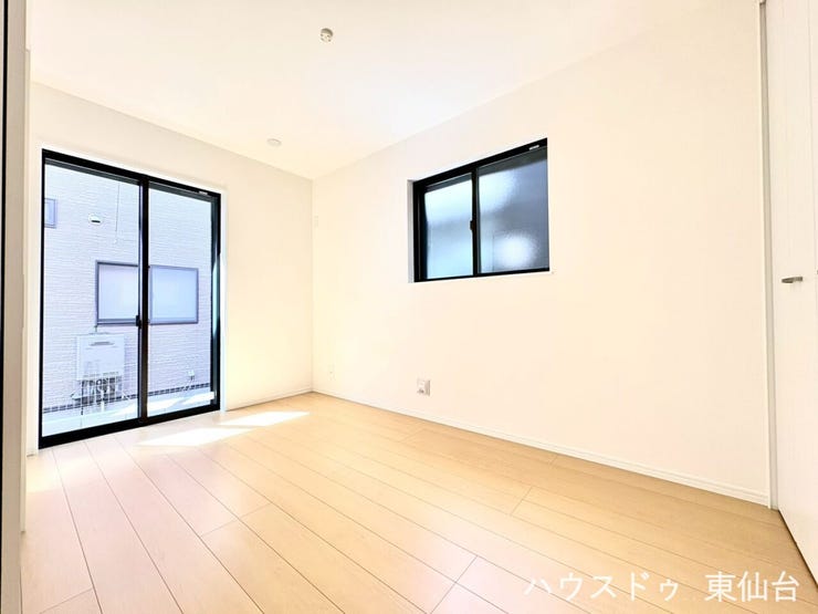 2面採光の明るい5帖の洋室です!