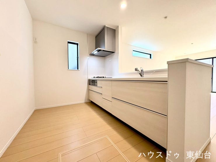 キッチンスペースは広々としてお好みでカップボードや大型冷蔵庫も置けそうです♪