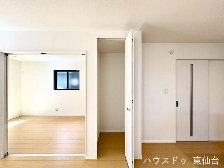 リビングにはこちらの収納、ちょっとした物をさっとしまえる、気の利いた収納スペース