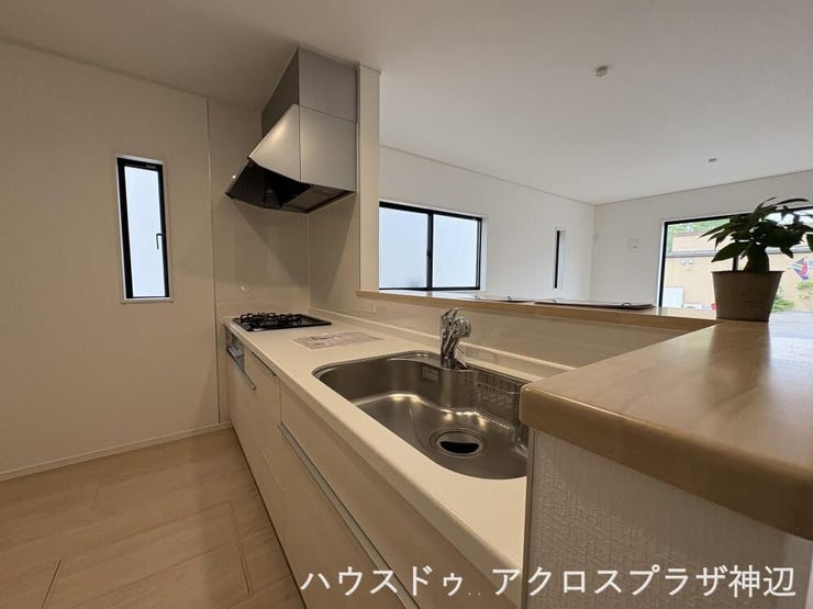 【キッチン】自然光が入る窓のあるキッチン。お子さまとお話ししながら、テレビを見ながら料理もできます。