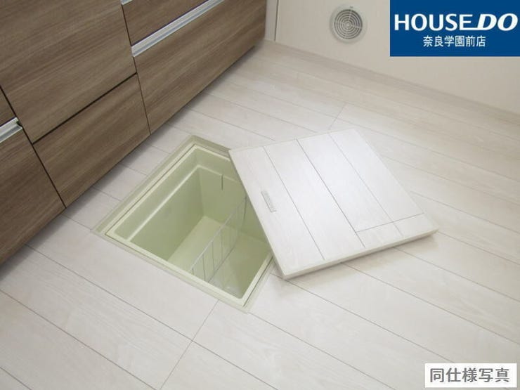 調味料や保存食品、日用品のストックなどをまとめて収納できる床下収納付き。