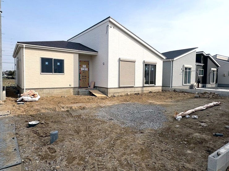 南側にお庭や駐車スペースが有り、日当たり良好です(^^♪