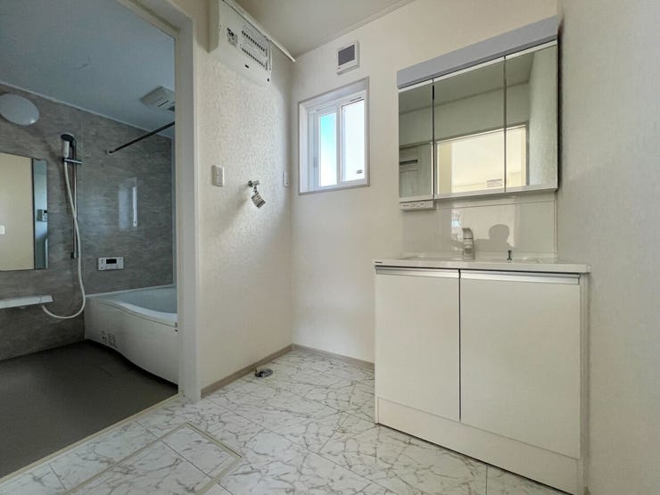 洗面台は大容量収納の三面鏡タイプ♪