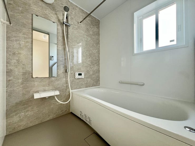 手すり付きで将来も安心の設計。窓付きで明るく換気もしっかり♪