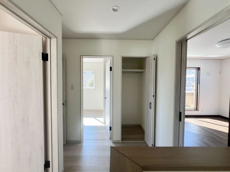 お部屋の間に嬉しい収納スペース♪