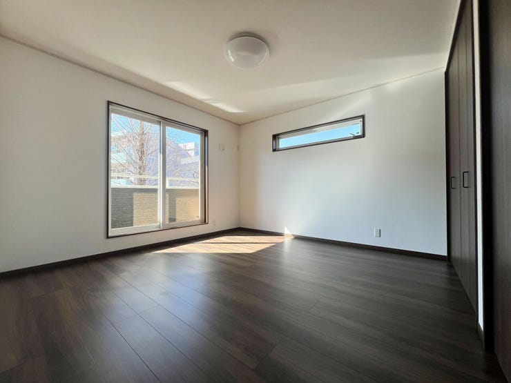 クローゼット2つ付きの8.0帖の洋室です。