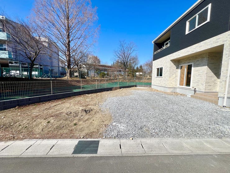 車の出し入れも安心な前面道路幅♪