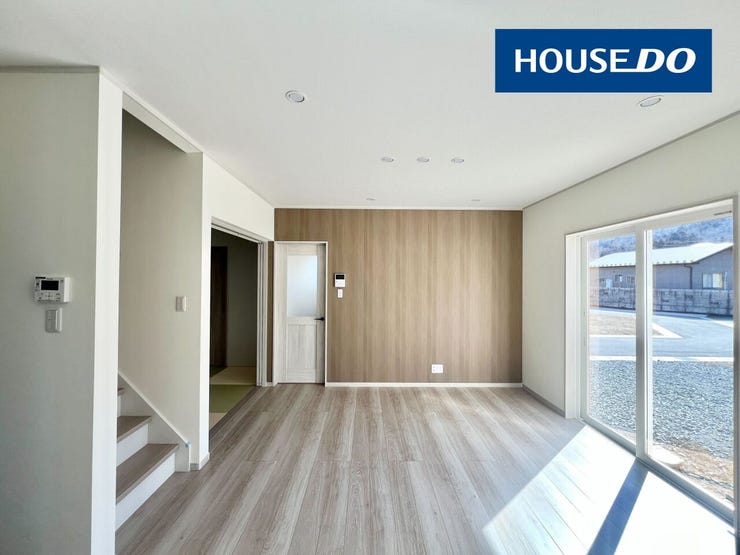 大きな窓からたっぷりの陽光が差し込む、開放感あふれるLDK。