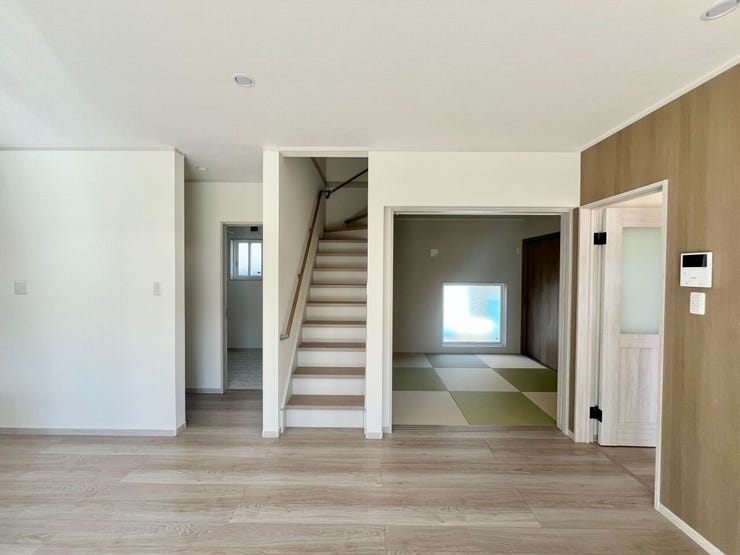 リビング階段+続き間設計で、家族のつながりを感じられる空間。