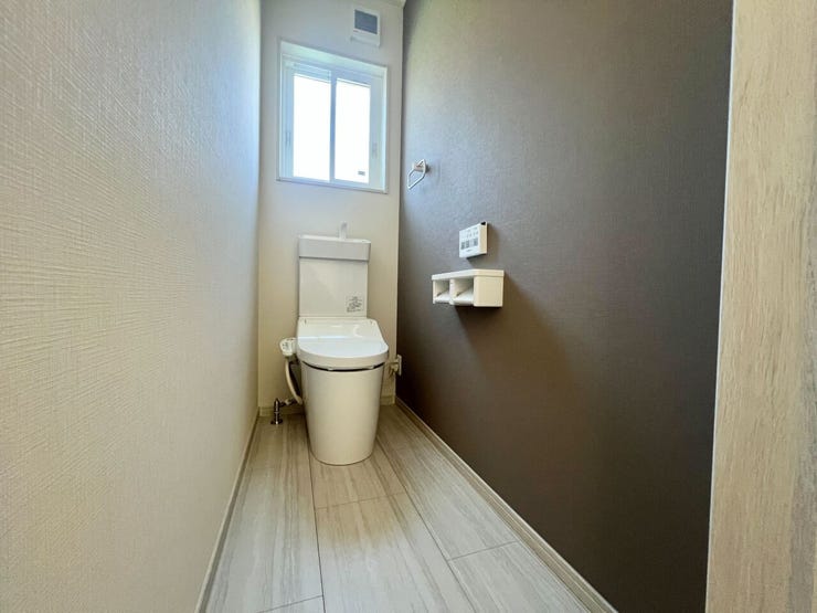 落ち着いたアクセントクロスが上質感を演出する、清潔感のあるトイレ♪