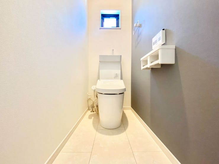 清潔感のあるトイレ空間。小窓付きで換気もしやすく、毎日気持ちよく使えます♪