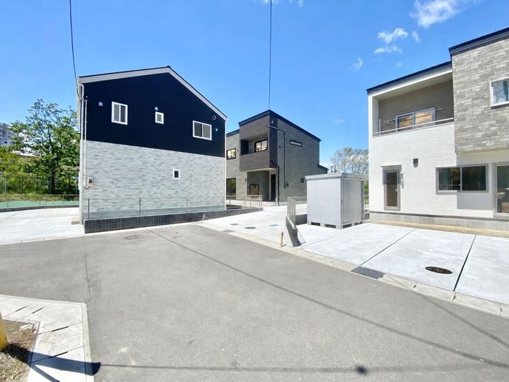 落ち着いた住宅街に位置する新築戸建。前面道路もゆとりがあり、車の出し入れもスムーズです♪