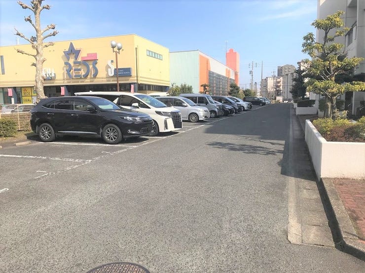 敷地内駐車場の様子です。空き状況は随時お問い合わせください。