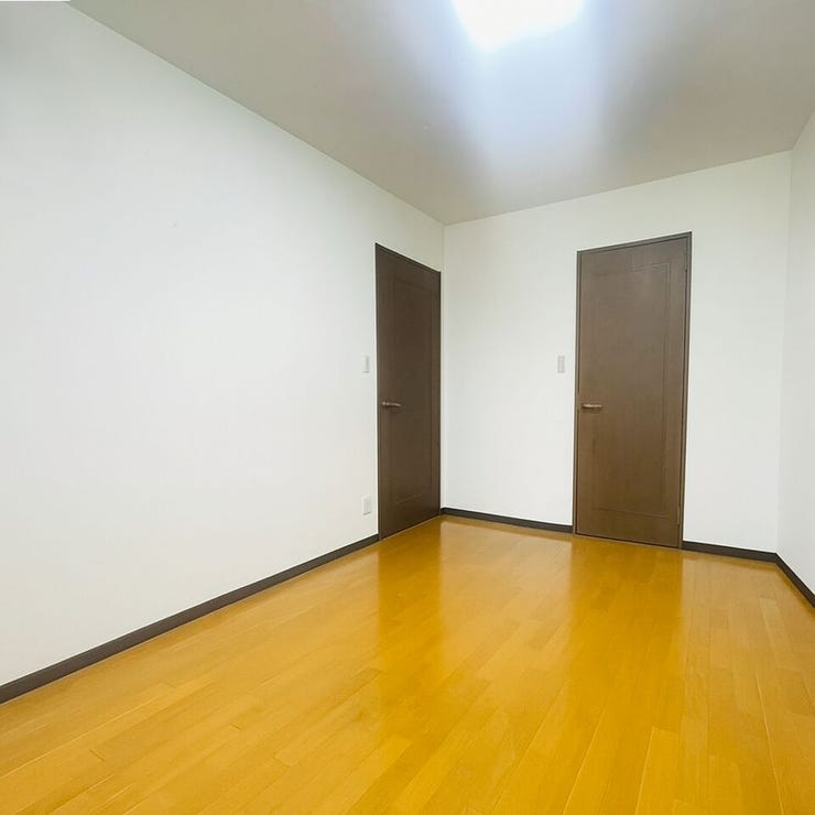 8.5帖のウォークインクローゼット付属の洋室♪
ゆとりをもって使える空間が嬉しいです。
※小物類を消去する修正をしております。