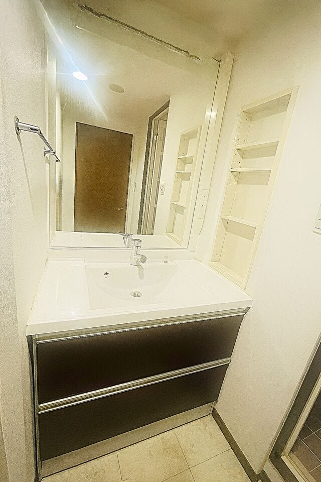 収納も多い洗面台♪
明るいスペースなので身支度もスムーズに◎
※小物類を消去する修正をしております。