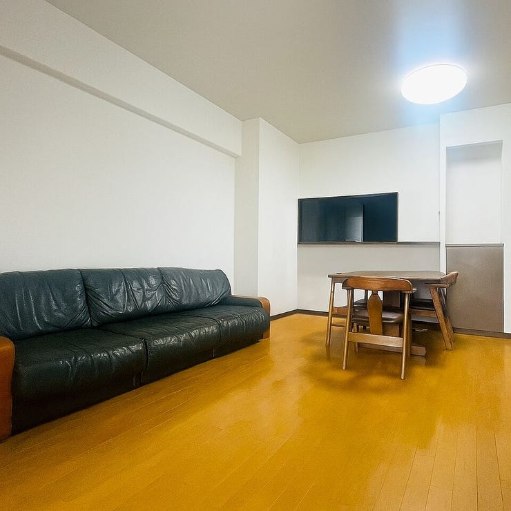 ご家族が集まるリビングダイニングは13.5帖☆
ダイニングセットも大き目のソファも設置できます!
※小物類を消去する修正をしております。