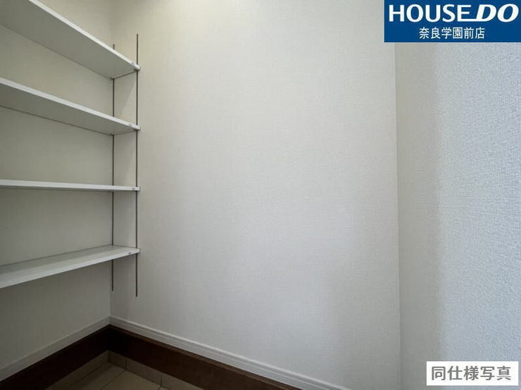 外で使うものを室内に持ち込まずに収納できる、使い勝手の良いシューズインクローゼット。キャンプ用品や長靴、スポーツ用品などの保管に便利です。