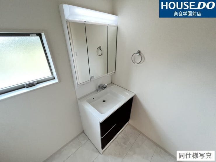 シャワー水栓で、洗髪やお掃除もスムーズ。三面鏡の裏にはたっぷり収納スペースがあり、洗面まわりの小物をすっきり整理できます。毎日の身支度が快適になる、機能的な洗面化粧台です。