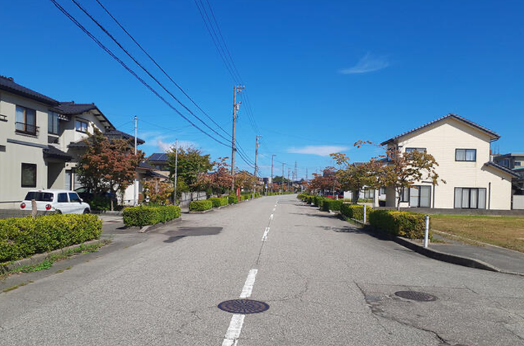 西側の前面道路は幅員16m